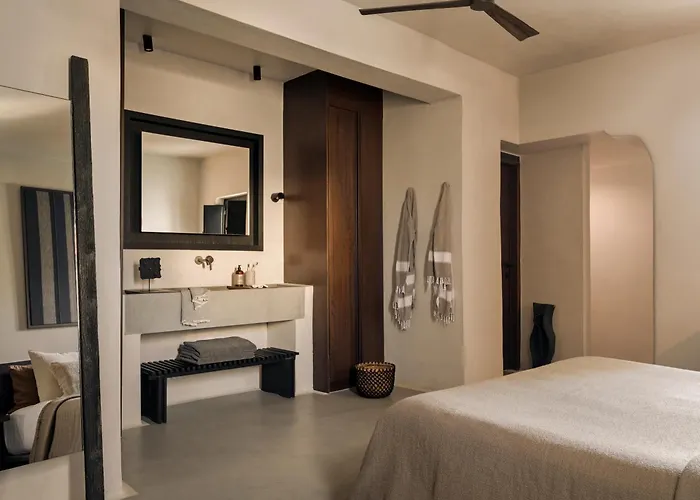 Ornos (Mykonos) Hotels near Aeroporto de Santa Maria Airport (RIA) with shuttle service